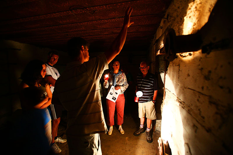 <br>Visite accompagnée proposée par l'Office de Tourisme de la Teste de Buch pendant l'été et animée par l'association GRAMASA.<br />
Cette balade étonnante et atypique à travers pins et bunkers vous fera découvrir toutes les facettes d’une batterie allemande de la seconde guerre mondiale.<br />
La visite vous mènera à l’intérieur de certaines structures où seront abordés, les techniques de construction, l’aménagement et la vie dans une chambre de troupe, les systèmes de défense, le stockage des munitions et bien d’autres choses …<br />
Ce parcours dans un cadre d’exception, vous permettra de mieux appréhender toute la démesure et l’histoire d’un Mur de l’Atlantique qui s’égrenait du nord de la Norvège à la frontière Espagnole.<br>