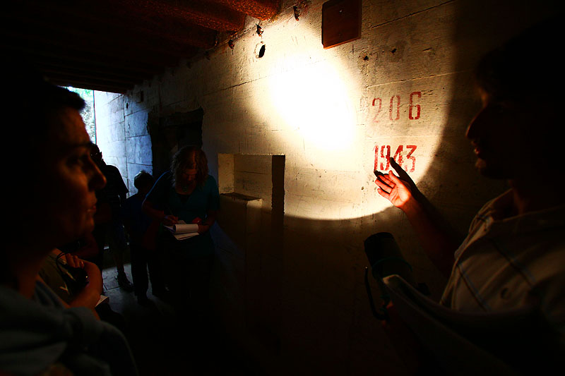 <br>Visite accompagnée proposée par l'Office de Tourisme de la Teste de Buch pendant l'été et animée par l'association GRAMASA.<br />
Cette balade étonnante et atypique à travers pins et bunkers vous fera découvrir toutes les facettes d’une batterie allemande de la seconde guerre mondiale.<br />
La visite vous mènera à l’intérieur de certaines structures où seront abordés, les techniques de construction, l’aménagement et la vie dans une chambre de troupe, les systèmes de défense, le stockage des munitions et bien d’autres choses …<br />
Ce parcours dans un cadre d’exception, vous permettra de mieux appréhender toute la démesure et l’histoire d’un Mur de l’Atlantique qui s’égrenait du nord de la Norvège à la frontière Espagnole.<br>