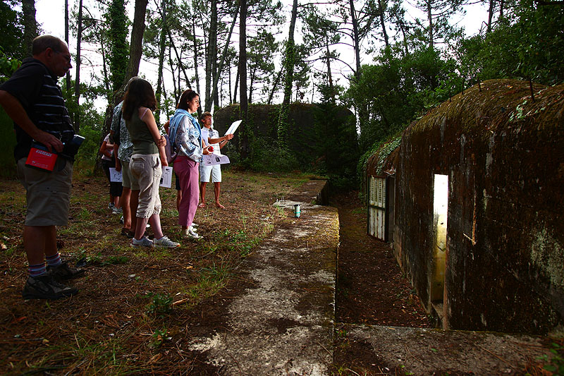 <br>Visite accompagnée proposée par l'Office de Tourisme de la Teste de Buch pendant l'été et animée par l'association GRAMASA.<br />
Cette balade étonnante et atypique à travers pins et bunkers vous fera découvrir toutes les facettes d’une batterie allemande de la seconde guerre mondiale.<br />
La visite vous mènera à l’intérieur de certaines structures où seront abordés, les techniques de construction, l’aménagement et la vie dans une chambre de troupe, les systèmes de défense, le stockage des munitions et bien d’autres choses …<br />
Ce parcours dans un cadre d’exception, vous permettra de mieux appréhender toute la démesure et l’histoire d’un Mur de l’Atlantique qui s’égrenait du nord de la Norvège à la frontière Espagnole.<br>